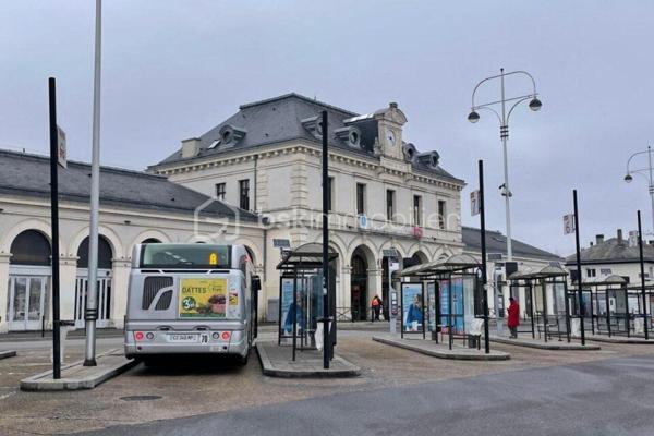 Venez découvrir ce bel appartement dans la charmante commune de Villenoy , de 43,03 m² habitables et 48,12 m² au sol, au 1er étage d'une résidence de standing sécurisée construite par Kaufman & Broad en 2012, idéalement située à 7 minutes à pied de la gare de Meaux ( train desservant Paris en 25 minutes ) et à quelques pas seulement du centre commercial "Saisons de Meaux " et des différentes commodités vous offrant un cadre de vie agréable dans un quartier très prisé.

L'appartement est composé d'une entrée avec un placard de chaque côté, d'un joli séjour de plus de 21 m²donnant sur un balcon d'environ 5 m² avec une cuisine américaine aménagée et équipée, d'une chambre de plus de 11 m² avec un grand placard et d'une superbe salle de bain entièrement rénovée avec douche à l'italienne et wc suspendu.
Vous disposez également d'une place de stationnement privative au parking situé au 1er sous sol de la résidence desservi par un ascenseur.

Vous apprécierez les faibles charges de copropriété ( une centaine d'euros par mois) et d'une taxe foncière actuellement fixée à 965 euros. 

Contactez moi dès maintenant pour organiser votre visite.