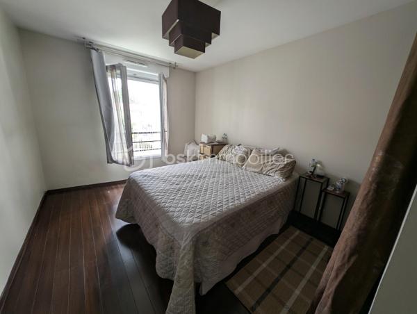 Venez découvrir ce bel appartement dans la charmante commune de Villenoy , de 43,03 m² habitables et 48,12 m² au sol, au 1er étage d'une résidence de standing sécurisée construite par Kaufman & Broad en 2012, idéalement située à 7 minutes à pied de la gare de Meaux ( train desservant Paris en 25 minutes ) et à quelques pas seulement du centre commercial "Saisons de Meaux " et des différentes commodités vous offrant un cadre de vie agréable dans un quartier très prisé.

L'appartement est composé d'une entrée avec un placard de chaque côté, d'un joli séjour de plus de 21 m²donnant sur un balcon d'environ 5 m² avec une cuisine américaine aménagée et équipée, d'une chambre de plus de 11 m² avec un grand placard et d'une superbe salle de bain entièrement rénovée avec douche à l'italienne et wc suspendu.
Vous disposez également d'une place de stationnement privative au parking situé au 1er sous sol de la résidence desservi par un ascenseur.

Vous apprécierez les faibles charges de copropriété ( une centaine d'euros par mois) et d'une taxe foncière actuellement fixée à 965 euros. 

Contactez moi dès maintenant pour organiser votre visite.