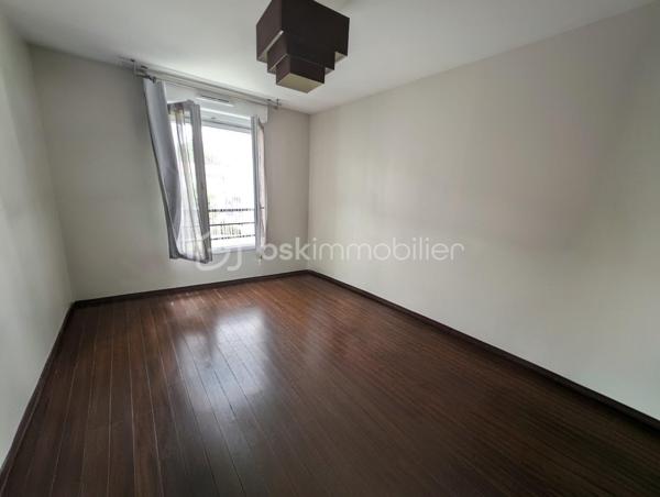 Venez découvrir ce bel appartement dans la charmante commune de Villenoy , de 43,03 m² habitables et 48,12 m² au sol, au 1er étage d'une résidence de standing sécurisée construite par Kaufman & Broad en 2012, idéalement située à 7 minutes à pied de la gare de Meaux ( train desservant Paris en 25 minutes ) et à quelques pas seulement du centre commercial "Saisons de Meaux " et des différentes commodités vous offrant un cadre de vie agréable dans un quartier très prisé.

L'appartement est composé d'une entrée avec un placard de chaque côté, d'un joli séjour de plus de 21 m²donnant sur un balcon d'environ 5 m² avec une cuisine américaine aménagée et équipée, d'une chambre de plus de 11 m² avec un grand placard et d'une superbe salle de bain entièrement rénovée avec douche à l'italienne et wc suspendu.
Vous disposez également d'une place de stationnement privative au parking situé au 1er sous sol de la résidence desservi par un ascenseur.

Vous apprécierez les faibles charges de copropriété ( une centaine d'euros par mois) et d'une taxe foncière actuellement fixée à 965 euros. 

Contactez moi dès maintenant pour organiser votre visite.