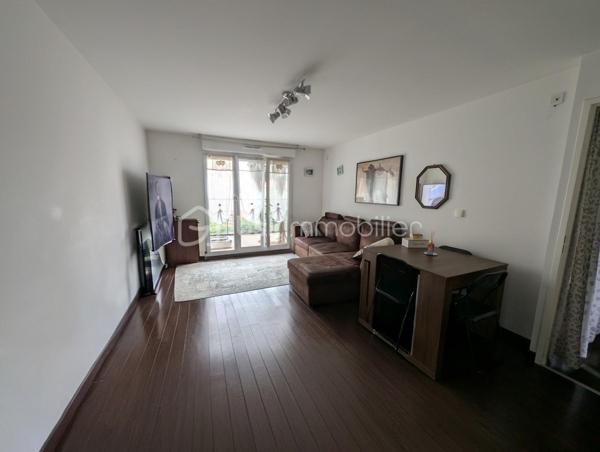 Venez découvrir ce bel appartement dans la charmante commune de Villenoy , de 43,03 m² habitables et 48,12 m² au sol, au 1er étage d'une résidence de standing sécurisée construite par Kaufman & Broad en 2012, idéalement située à 7 minutes à pied de la gare de Meaux ( train desservant Paris en 25 minutes ) et à quelques pas seulement du centre commercial "Saisons de Meaux " et des différentes commodités vous offrant un cadre de vie agréable dans un quartier très prisé.

L'appartement est composé d'une entrée avec un placard de chaque côté, d'un joli séjour de plus de 21 m²donnant sur un balcon d'environ 5 m² avec une cuisine américaine aménagée et équipée, d'une chambre de plus de 11 m² avec un grand placard et d'une superbe salle de bain entièrement rénovée avec douche à l'italienne et wc suspendu.
Vous disposez également d'une place de stationnement privative au parking situé au 1er sous sol de la résidence desservi par un ascenseur.

Vous apprécierez les faibles charges de copropriété ( une centaine d'euros par mois) et d'une taxe foncière actuellement fixée à 965 euros. 

Contactez moi dès maintenant pour organiser votre visite.