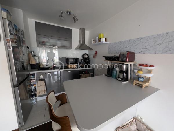 Venez découvrir ce bel appartement dans la charmante commune de Villenoy , de 43,03 m² habitables et 48,12 m² au sol, au 1er étage d'une résidence de standing sécurisée construite par Kaufman & Broad en 2012, idéalement située à 7 minutes à pied de la gare de Meaux ( train desservant Paris en 25 minutes ) et à quelques pas seulement du centre commercial "Saisons de Meaux " et des différentes commodités vous offrant un cadre de vie agréable dans un quartier très prisé.

L'appartement est composé d'une entrée avec un placard de chaque côté, d'un joli séjour de plus de 21 m²donnant sur un balcon d'environ 5 m² avec une cuisine américaine aménagée et équipée, d'une chambre de plus de 11 m² avec un grand placard et d'une superbe salle de bain entièrement rénovée avec douche à l'italienne et wc suspendu.
Vous disposez également d'une place de stationnement privative au parking situé au 1er sous sol de la résidence desservi par un ascenseur.

Vous apprécierez les faibles charges de copropriété ( une centaine d'euros par mois) et d'une taxe foncière actuellement fixée à 965 euros. 

Contactez moi dès maintenant pour organiser votre visite.