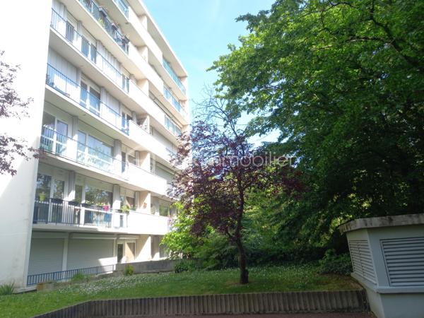 Nouveauté coup de coeur pour ce spacieux appartement de 101 mètres carrés Loi Carrez entièrement rénové avec soin, idéalement placé, à proximité immédiate à pied du supermarché et des écoles maternelle et primaire Le Parc à moins de 300 mètres, à proximité à pied de deux gares (SNCF / RER A Conflans fin d'Oise et gare SNCF Maurecourt.

Avec ses 5 pièces, 3 chambres dont la chambre parentale spacieuse (15 m²), vous serez séduits par le cadre de vie idyllique sans vis-à-vis de sa vue panoramique sur le parc arboré.

Situé dans une résidence sécurisée avec ascenseur, gardien, digicode et/ou interphone, cet appartement de type F5 est composé d'une entrée spacieuse avec placard intégré, wc indépendant, un séjour / salon lumineux de  31 m² sans-vis-à-vis exposé sud ouest avec sa loggia et cuisine aménagée indépendante.

Les double vitrages récemment installés ainsi qu' une chaudière à condensation récente confèrent à cet appartement confort, économie d'énergie et performance énergétique exceptionnelle de classe "C".

A ces belles prestations, nombreux rangements, un grand garage ainsi qu'une cave viennent compléter cet appartement de standing soigneusement décoré. Le compromis idéal entre l'appartement et la maison. 

Profitez des avantages de cette copropriété familiale avec son magnifique parc arboré et espace de jeux spacieux pour les enfants.

Taxe foncière : 2500€. Une opportunité rare à saisir rapidement. Contactez votre Conseillère sur ce bien Evelyne Allenne 06 63 74 01 59