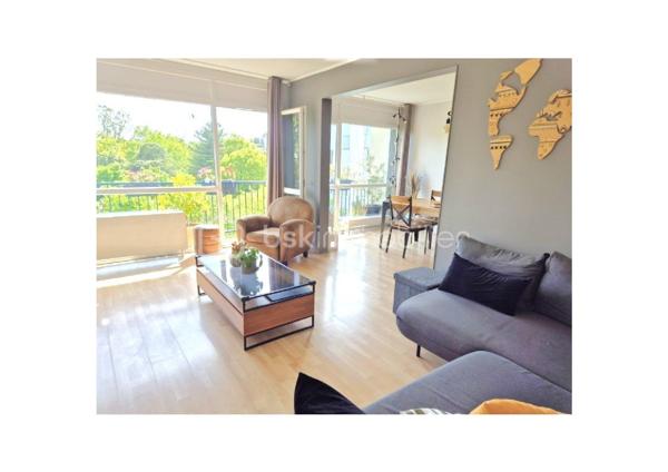 Nouveauté coup de coeur pour ce spacieux appartement de 101 mètres carrés Loi Carrez entièrement rénové avec soin, idéalement placé, à proximité immédiate à pied du supermarché et des écoles maternelle et primaire Le Parc à moins de 300 mètres, à proximité à pied de deux gares (SNCF / RER A Conflans fin d'Oise et gare SNCF Maurecourt.

Avec ses 5 pièces, 3 chambres dont la chambre parentale spacieuse (15 m²), vous serez séduits par le cadre de vie idyllique sans vis-à-vis de sa vue panoramique sur le parc arboré.

Situé dans une résidence sécurisée avec ascenseur, gardien, digicode et/ou interphone, cet appartement de type F5 est composé d'une entrée spacieuse avec placard intégré, wc indépendant, un séjour / salon lumineux de  31 m² sans-vis-à-vis exposé sud ouest avec sa loggia et cuisine aménagée indépendante.

Les double vitrages récemment installés ainsi qu' une chaudière à condensation récente confèrent à cet appartement confort, économie d'énergie et performance énergétique exceptionnelle de classe "C".

A ces belles prestations, nombreux rangements, un grand garage ainsi qu'une cave viennent compléter cet appartement de standing soigneusement décoré. Le compromis idéal entre l'appartement et la maison. 

Profitez des avantages de cette copropriété familiale avec son magnifique parc arboré et espace de jeux spacieux pour les enfants.

Taxe foncière : 2500€. Une opportunité rare à saisir rapidement. Contactez votre Conseillère sur ce bien Evelyne Allenne 06 63 74 01 59