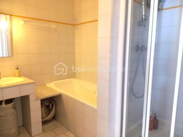 Nouveauté coup de coeur pour ce spacieux appartement de 101 mètres carrés Loi Carrez entièrement rénové avec soin, idéalement placé, à proximité immédiate à pied du supermarché et des écoles maternelle et primaire Le Parc à moins de 300 mètres, à proximité à pied de deux gares (SNCF / RER A Conflans fin d'Oise et gare SNCF Maurecourt.

Avec ses 5 pièces, 3 chambres dont la chambre parentale spacieuse (15 m²), vous serez séduits par le cadre de vie idyllique sans vis-à-vis de sa vue panoramique sur le parc arboré.

Situé dans une résidence sécurisée avec ascenseur, gardien, digicode et/ou interphone, cet appartement de type F5 est composé d'une entrée spacieuse avec placard intégré, wc indépendant, un séjour / salon lumineux de  31 m² sans-vis-à-vis exposé sud ouest avec sa loggia et cuisine aménagée indépendante.

Les double vitrages récemment installés ainsi qu' une chaudière à condensation récente confèrent à cet appartement confort, économie d'énergie et performance énergétique exceptionnelle de classe "C".

A ces belles prestations, nombreux rangements, un grand garage ainsi qu'une cave viennent compléter cet appartement de standing soigneusement décoré. Le compromis idéal entre l'appartement et la maison. 

Profitez des avantages de cette copropriété familiale avec son magnifique parc arboré et espace de jeux spacieux pour les enfants.

Taxe foncière : 2500€. Une opportunité rare à saisir rapidement. Contactez votre Conseillère sur ce bien Evelyne Allenne 06 63 74 01 59