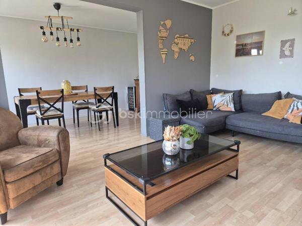 Nouveauté coup de coeur pour ce spacieux appartement de 101 mètres carrés Loi Carrez entièrement rénové avec soin, idéalement placé, à proximité immédiate à pied du supermarché et des écoles maternelle et primaire Le Parc à moins de 300 mètres, à proximité à pied de deux gares (SNCF / RER A Conflans fin d'Oise et gare SNCF Maurecourt.

Avec ses 5 pièces, 3 chambres dont la chambre parentale spacieuse (15 m²), vous serez séduits par le cadre de vie idyllique sans vis-à-vis de sa vue panoramique sur le parc arboré.

Situé dans une résidence sécurisée avec ascenseur, gardien, digicode et/ou interphone, cet appartement de type F5 est composé d'une entrée spacieuse avec placard intégré, wc indépendant, un séjour / salon lumineux de  31 m² sans-vis-à-vis exposé sud ouest avec sa loggia et cuisine aménagée indépendante.

Les double vitrages récemment installés ainsi qu' une chaudière à condensation récente confèrent à cet appartement confort, économie d'énergie et performance énergétique exceptionnelle de classe "C".

A ces belles prestations, nombreux rangements, un grand garage ainsi qu'une cave viennent compléter cet appartement de standing soigneusement décoré. Le compromis idéal entre l'appartement et la maison. 

Profitez des avantages de cette copropriété familiale avec son magnifique parc arboré et espace de jeux spacieux pour les enfants.

Taxe foncière : 2500€. Une opportunité rare à saisir rapidement. Contactez votre Conseillère sur ce bien Evelyne Allenne 06 63 74 01 59