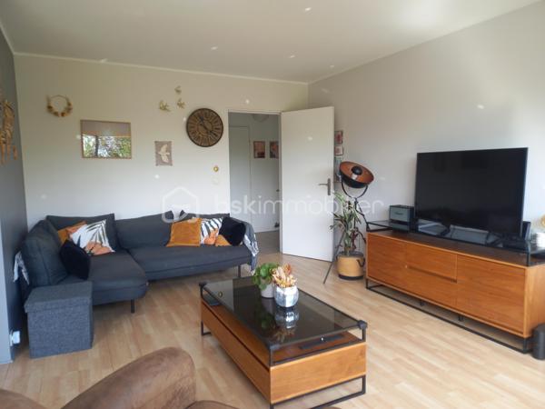 Nouveauté coup de coeur pour ce spacieux appartement de 101 mètres carrés Loi Carrez entièrement rénové avec soin, idéalement placé, à proximité immédiate à pied du supermarché et des écoles maternelle et primaire Le Parc à moins de 300 mètres, à proximité à pied de deux gares (SNCF / RER A Conflans fin d'Oise et gare SNCF Maurecourt.

Avec ses 5 pièces, 3 chambres dont la chambre parentale spacieuse (15 m²), vous serez séduits par le cadre de vie idyllique sans vis-à-vis de sa vue panoramique sur le parc arboré.

Situé dans une résidence sécurisée avec ascenseur, gardien, digicode et/ou interphone, cet appartement de type F5 est composé d'une entrée spacieuse avec placard intégré, wc indépendant, un séjour / salon lumineux de  31 m² sans-vis-à-vis exposé sud ouest avec sa loggia et cuisine aménagée indépendante.

Les double vitrages récemment installés ainsi qu' une chaudière à condensation récente confèrent à cet appartement confort, économie d'énergie et performance énergétique exceptionnelle de classe "C".

A ces belles prestations, nombreux rangements, un grand garage ainsi qu'une cave viennent compléter cet appartement de standing soigneusement décoré. Le compromis idéal entre l'appartement et la maison. 

Profitez des avantages de cette copropriété familiale avec son magnifique parc arboré et espace de jeux spacieux pour les enfants.

Taxe foncière : 2500€. Une opportunité rare à saisir rapidement. Contactez votre Conseillère sur ce bien Evelyne Allenne 06 63 74 01 59