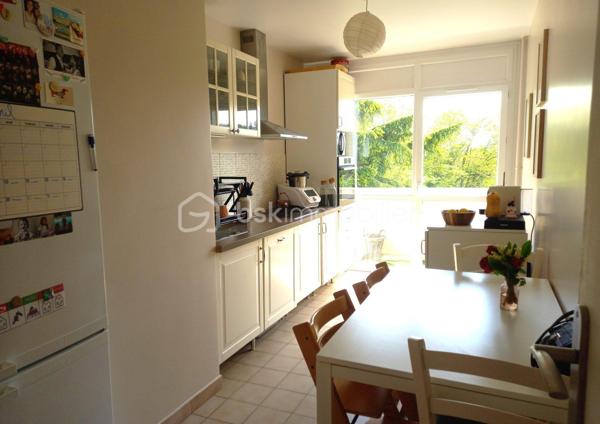 Nouveauté coup de coeur pour ce spacieux appartement de 101 mètres carrés Loi Carrez entièrement rénové avec soin, idéalement placé, à proximité immédiate à pied du supermarché et des écoles maternelle et primaire Le Parc à moins de 300 mètres, à proximité à pied de deux gares (SNCF / RER A Conflans fin d'Oise et gare SNCF Maurecourt.

Avec ses 5 pièces, 3 chambres dont la chambre parentale spacieuse (15 m²), vous serez séduits par le cadre de vie idyllique sans vis-à-vis de sa vue panoramique sur le parc arboré.

Situé dans une résidence sécurisée avec ascenseur, gardien, digicode et/ou interphone, cet appartement de type F5 est composé d'une entrée spacieuse avec placard intégré, wc indépendant, un séjour / salon lumineux de  31 m² sans-vis-à-vis exposé sud ouest avec sa loggia et cuisine aménagée indépendante.

Les double vitrages récemment installés ainsi qu' une chaudière à condensation récente confèrent à cet appartement confort, économie d'énergie et performance énergétique exceptionnelle de classe "C".

A ces belles prestations, nombreux rangements, un grand garage ainsi qu'une cave viennent compléter cet appartement de standing soigneusement décoré. Le compromis idéal entre l'appartement et la maison. 

Profitez des avantages de cette copropriété familiale avec son magnifique parc arboré et espace de jeux spacieux pour les enfants.

Taxe foncière : 2500€. Une opportunité rare à saisir rapidement. Contactez votre Conseillère sur ce bien Evelyne Allenne 06 63 74 01 59