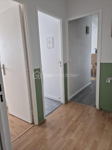 Nouveauté coup de coeur pour ce spacieux appartement de 101 mètres carrés Loi Carrez entièrement rénové avec soin, idéalement placé, à proximité immédiate à pied du supermarché et des écoles maternelle et primaire Le Parc à moins de 300 mètres, à proximité à pied de deux gares (SNCF / RER A Conflans fin d'Oise et gare SNCF Maurecourt.

Avec ses 5 pièces, 3 chambres dont la chambre parentale spacieuse (15 m²), vous serez séduits par le cadre de vie idyllique sans vis-à-vis de sa vue panoramique sur le parc arboré.

Situé dans une résidence sécurisée avec ascenseur, gardien, digicode et/ou interphone, cet appartement de type F5 est composé d'une entrée spacieuse avec placard intégré, wc indépendant, un séjour / salon lumineux de  31 m² sans-vis-à-vis exposé sud ouest avec sa loggia et cuisine aménagée indépendante.

Les double vitrages récemment installés ainsi qu' une chaudière à condensation récente confèrent à cet appartement confort, économie d'énergie et performance énergétique exceptionnelle de classe "C".

A ces belles prestations, nombreux rangements, un grand garage ainsi qu'une cave viennent compléter cet appartement de standing soigneusement décoré. Le compromis idéal entre l'appartement et la maison. 

Profitez des avantages de cette copropriété familiale avec son magnifique parc arboré et espace de jeux spacieux pour les enfants.

Taxe foncière : 2500€. Une opportunité rare à saisir rapidement. Contactez votre Conseillère sur ce bien Evelyne Allenne 06 63 74 01 59
