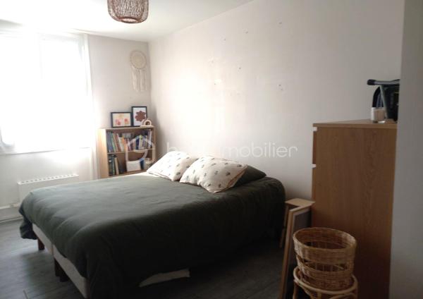 Nouveauté coup de coeur pour ce spacieux appartement de 101 mètres carrés Loi Carrez entièrement rénové avec soin, idéalement placé, à proximité immédiate à pied du supermarché et des écoles maternelle et primaire Le Parc à moins de 300 mètres, à proximité à pied de deux gares (SNCF / RER A Conflans fin d'Oise et gare SNCF Maurecourt.

Avec ses 5 pièces, 3 chambres dont la chambre parentale spacieuse (15 m²), vous serez séduits par le cadre de vie idyllique sans vis-à-vis de sa vue panoramique sur le parc arboré.

Situé dans une résidence sécurisée avec ascenseur, gardien, digicode et/ou interphone, cet appartement de type F5 est composé d'une entrée spacieuse avec placard intégré, wc indépendant, un séjour / salon lumineux de  31 m² sans-vis-à-vis exposé sud ouest avec sa loggia et cuisine aménagée indépendante.

Les double vitrages récemment installés ainsi qu' une chaudière à condensation récente confèrent à cet appartement confort, économie d'énergie et performance énergétique exceptionnelle de classe "C".

A ces belles prestations, nombreux rangements, un grand garage ainsi qu'une cave viennent compléter cet appartement de standing soigneusement décoré. Le compromis idéal entre l'appartement et la maison. 

Profitez des avantages de cette copropriété familiale avec son magnifique parc arboré et espace de jeux spacieux pour les enfants.

Taxe foncière : 2500€. Une opportunité rare à saisir rapidement. Contactez votre Conseillère sur ce bien Evelyne Allenne 06 63 74 01 59