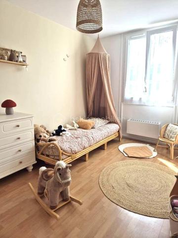 Nouveauté coup de coeur pour ce spacieux appartement de 101 mètres carrés Loi Carrez entièrement rénové avec soin, idéalement placé, à proximité immédiate à pied du supermarché et des écoles maternelle et primaire Le Parc à moins de 300 mètres, à proximité à pied de deux gares (SNCF / RER A Conflans fin d'Oise et gare SNCF Maurecourt.

Avec ses 5 pièces, 3 chambres dont la chambre parentale spacieuse (15 m²), vous serez séduits par le cadre de vie idyllique sans vis-à-vis de sa vue panoramique sur le parc arboré.

Situé dans une résidence sécurisée avec ascenseur, gardien, digicode et/ou interphone, cet appartement de type F5 est composé d'une entrée spacieuse avec placard intégré, wc indépendant, un séjour / salon lumineux de  31 m² sans-vis-à-vis exposé sud ouest avec sa loggia et cuisine aménagée indépendante.

Les double vitrages récemment installés ainsi qu' une chaudière à condensation récente confèrent à cet appartement confort, économie d'énergie et performance énergétique exceptionnelle de classe "C".

A ces belles prestations, nombreux rangements, un grand garage ainsi qu'une cave viennent compléter cet appartement de standing soigneusement décoré. Le compromis idéal entre l'appartement et la maison. 

Profitez des avantages de cette copropriété familiale avec son magnifique parc arboré et espace de jeux spacieux pour les enfants.

Taxe foncière : 2500€. Une opportunité rare à saisir rapidement. Contactez votre Conseillère sur ce bien Evelyne Allenne 06 63 74 01 59