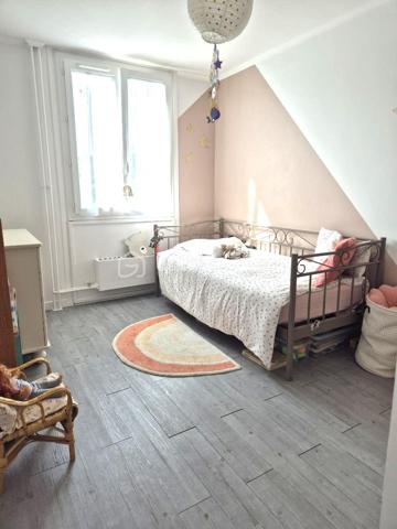 Nouveauté coup de coeur pour ce spacieux appartement de 101 mètres carrés Loi Carrez entièrement rénové avec soin, idéalement placé, à proximité immédiate à pied du supermarché et des écoles maternelle et primaire Le Parc à moins de 300 mètres, à proximité à pied de deux gares (SNCF / RER A Conflans fin d'Oise et gare SNCF Maurecourt.

Avec ses 5 pièces, 3 chambres dont la chambre parentale spacieuse (15 m²), vous serez séduits par le cadre de vie idyllique sans vis-à-vis de sa vue panoramique sur le parc arboré.

Situé dans une résidence sécurisée avec ascenseur, gardien, digicode et/ou interphone, cet appartement de type F5 est composé d'une entrée spacieuse avec placard intégré, wc indépendant, un séjour / salon lumineux de  31 m² sans-vis-à-vis exposé sud ouest avec sa loggia et cuisine aménagée indépendante.

Les double vitrages récemment installés ainsi qu' une chaudière à condensation récente confèrent à cet appartement confort, économie d'énergie et performance énergétique exceptionnelle de classe "C".

A ces belles prestations, nombreux rangements, un grand garage ainsi qu'une cave viennent compléter cet appartement de standing soigneusement décoré. Le compromis idéal entre l'appartement et la maison. 

Profitez des avantages de cette copropriété familiale avec son magnifique parc arboré et espace de jeux spacieux pour les enfants.

Taxe foncière : 2500€. Une opportunité rare à saisir rapidement. Contactez votre Conseillère sur ce bien Evelyne Allenne 06 63 74 01 59