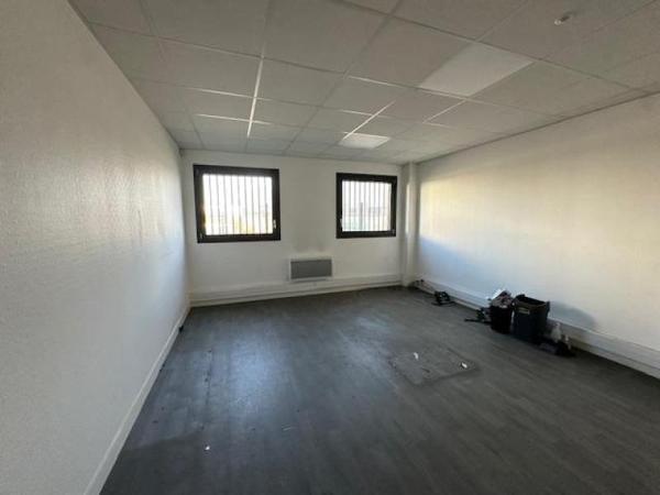 Entrepôt à Louer à LA SENTINELLE 4000 €