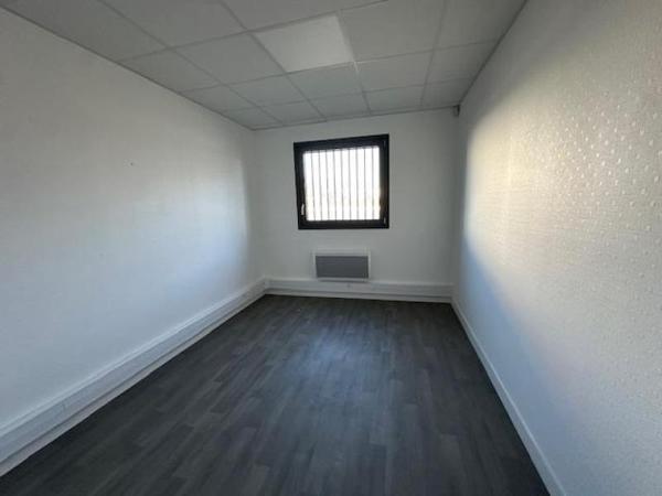 Entrepôt à Louer à LA SENTINELLE 4000 €