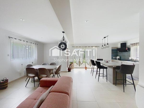 Maison avec hangar attenant