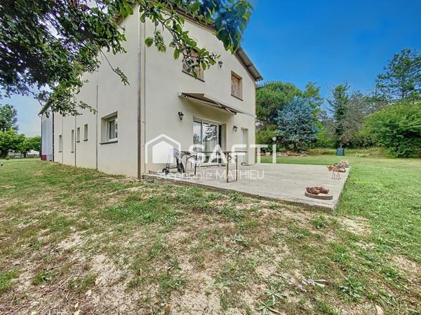 Maison avec hangar attenant