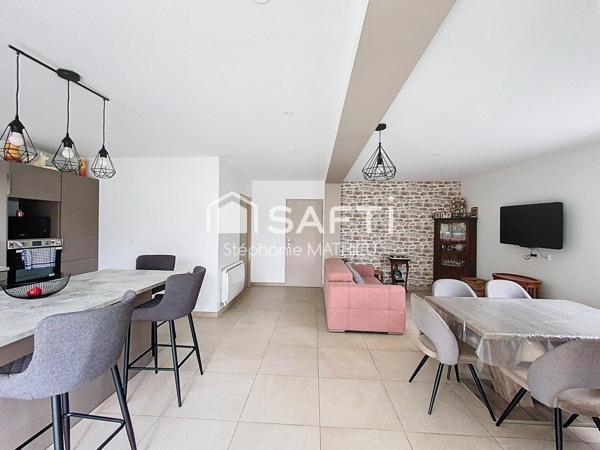 Maison avec hangar attenant