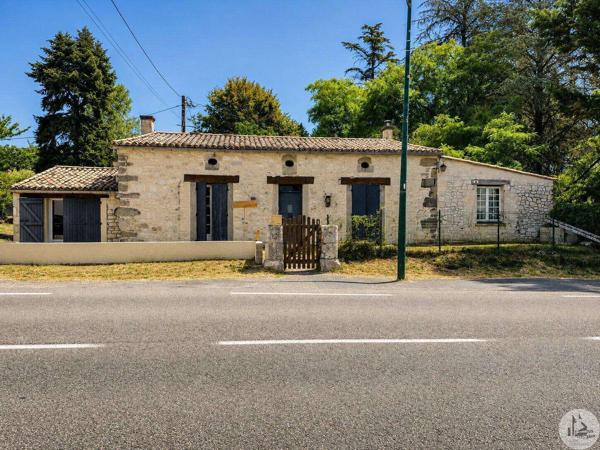 Maison en pierre de plain-pied avec jardin