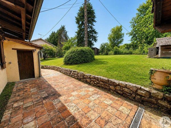 Maison en pierre de plain-pied avec jardin