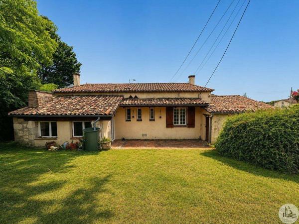 Maison en pierre de plain-pied avec jardin