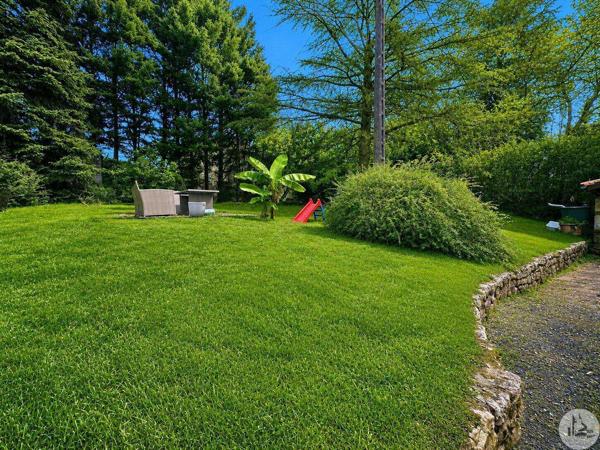 Maison en pierre de plain-pied avec jardin