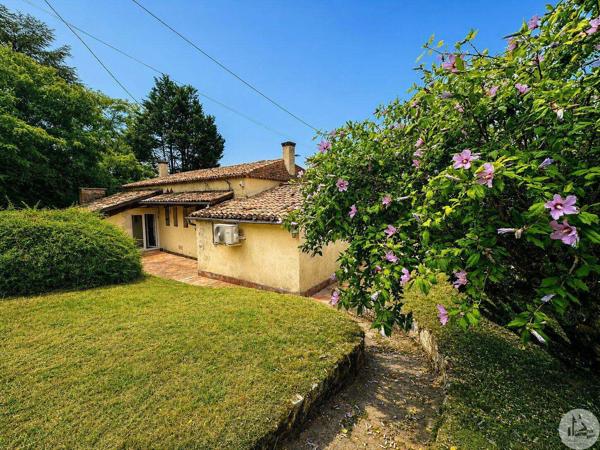 Maison en pierre de plain-pied avec jardin