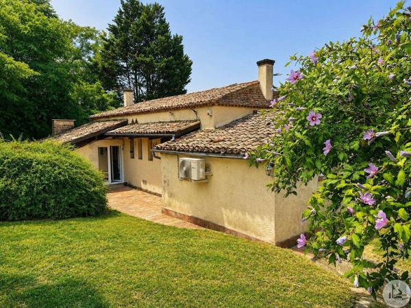 Maison en pierre de plain-pied avec jardin