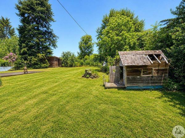 Maison en pierre de plain-pied avec jardin