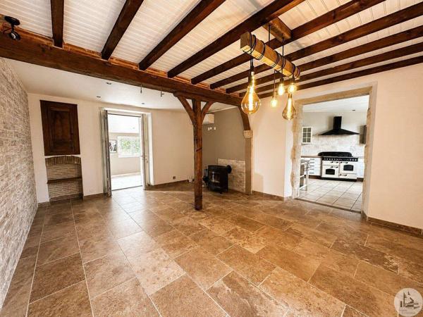 Maison en pierre de plain-pied avec jardin