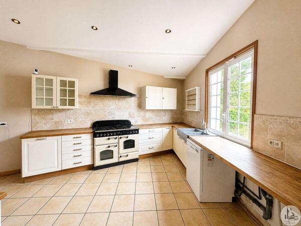 Maison en pierre de plain-pied avec jardin