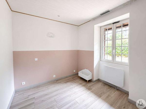 Maison en pierre de plain-pied avec jardin