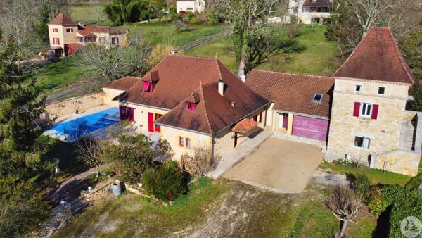Maison avec pigeonnier et piscine