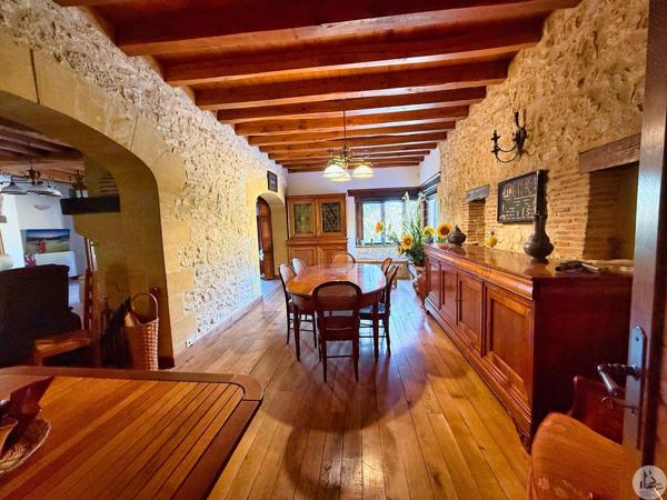 Maison avec pigeonnier et piscine