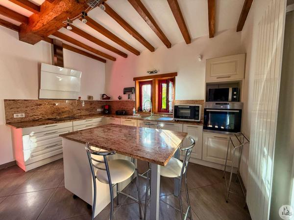 Maison avec pigeonnier et piscine
