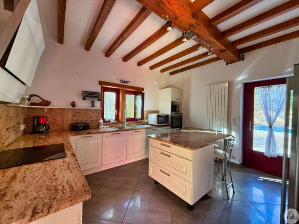 Maison avec pigeonnier et piscine