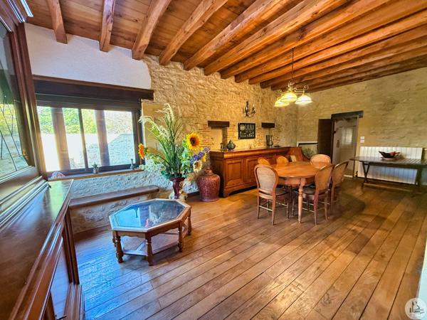 Maison avec pigeonnier et piscine