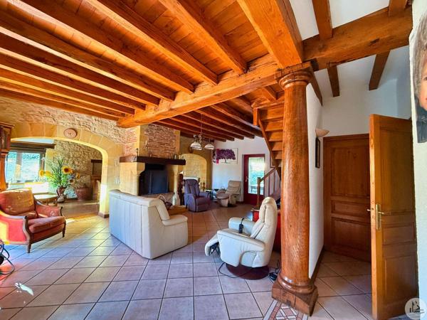 Maison avec pigeonnier et piscine