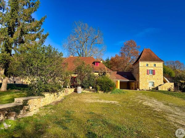 Maison avec pigeonnier et piscine