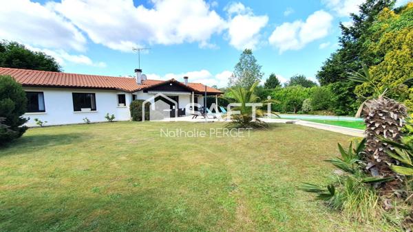 Maison au grand charme, nichée dans un parc de verdure calme, paisible à l'abris des regards