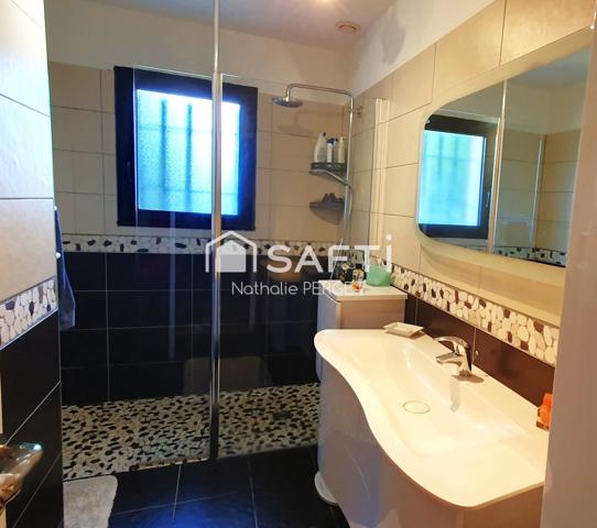 Maison au grand charme, nichée dans un parc de verdure calme, paisible à l'abris des regards