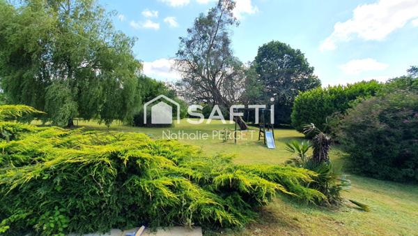 Maison au grand charme, nichée dans un parc de verdure calme, paisible à l'abris des regards