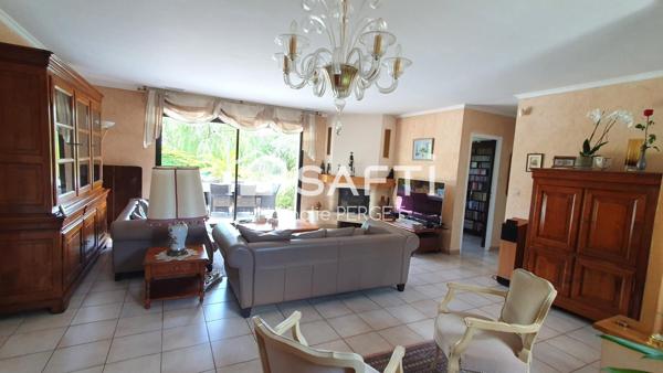 Maison au grand charme, nichée dans un parc de verdure calme, paisible à l'abris des regards