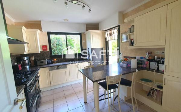 Maison au grand charme, nichée dans un parc de verdure calme, paisible à l'abris des regards