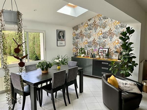 Orvault Grand Val : En vente, maison de 139 m², 4 chambres, baignée de lumière, cuisine A/E, jardin intime, proche tramway.