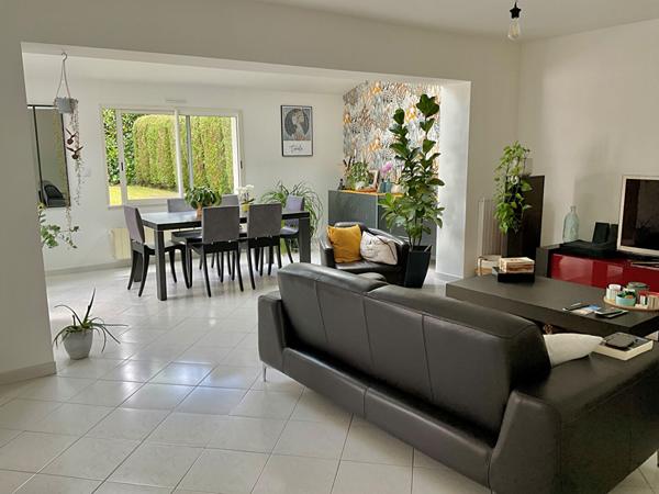 Orvault Grand Val : En vente, maison de 139 m², 4 chambres, baignée de lumière, cuisine A/E, jardin intime, proche tramway.