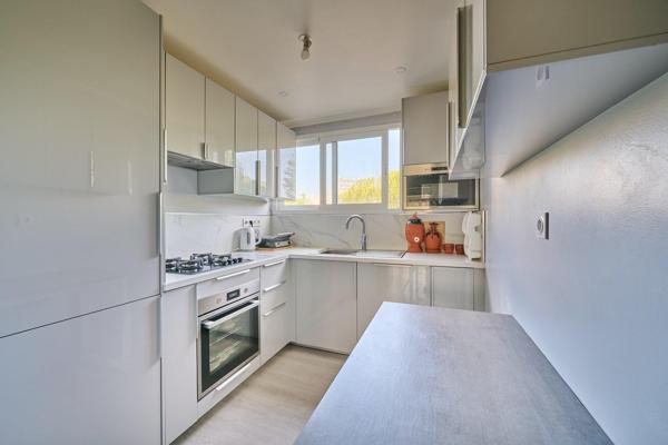 Appartement 4 pièces 3 chambres de 78 m2 avec une place de parking et une cave au sous sol situé à Asnières sur Seine