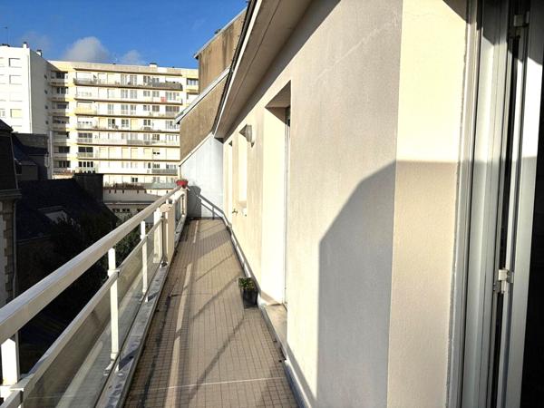 Appartement à vendre à Vannes 2 pièces centre-ville avec un grand balcon au calme proche toutes commodités à pieds