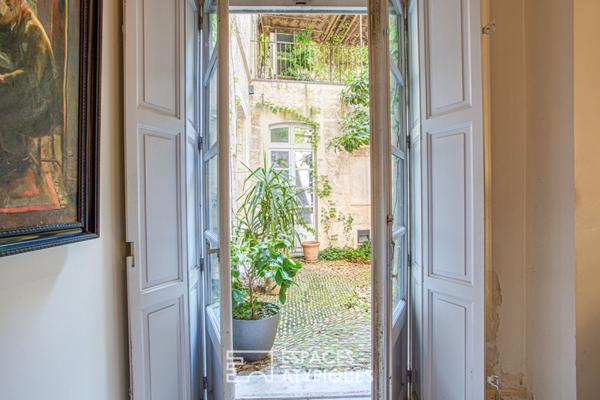Maison de caractère, sublimée par une cour extérieure et une rénovation inspirée