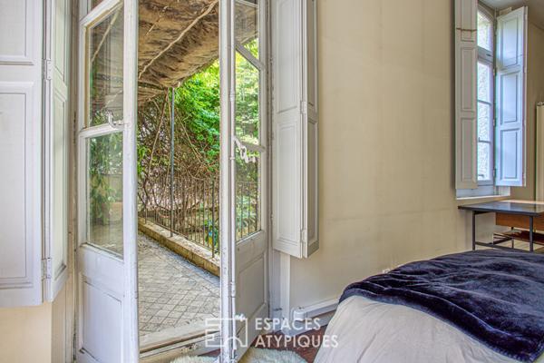 Maison de caractère, sublimée par une cour extérieure et une rénovation inspirée
