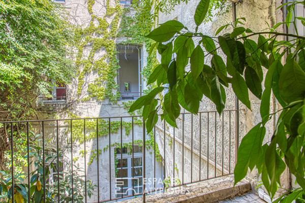 Maison de caractère, sublimée par une cour extérieure et une rénovation inspirée
