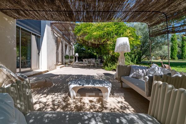 AUTHENTIQUE BASTIDE DU XVIIIe & SA BERGERIE RÉNOVÉE _650 M2 _14 CHAMBRES